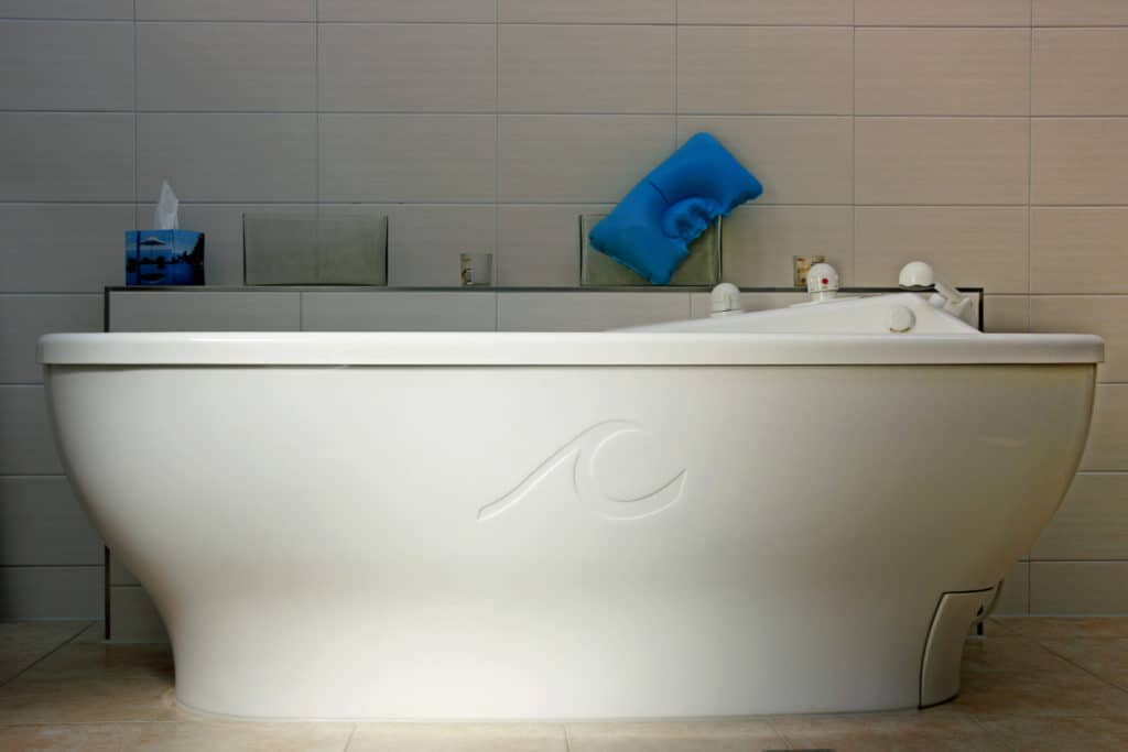 hallwang clinic spa room bath and essential oils